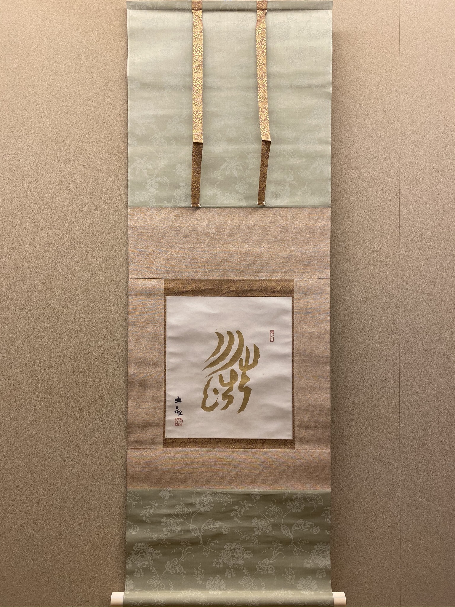 掛け軸 横山大観 日本正気 絹本 名品 複製 希少 軸装 茶道具 掛軸 美品