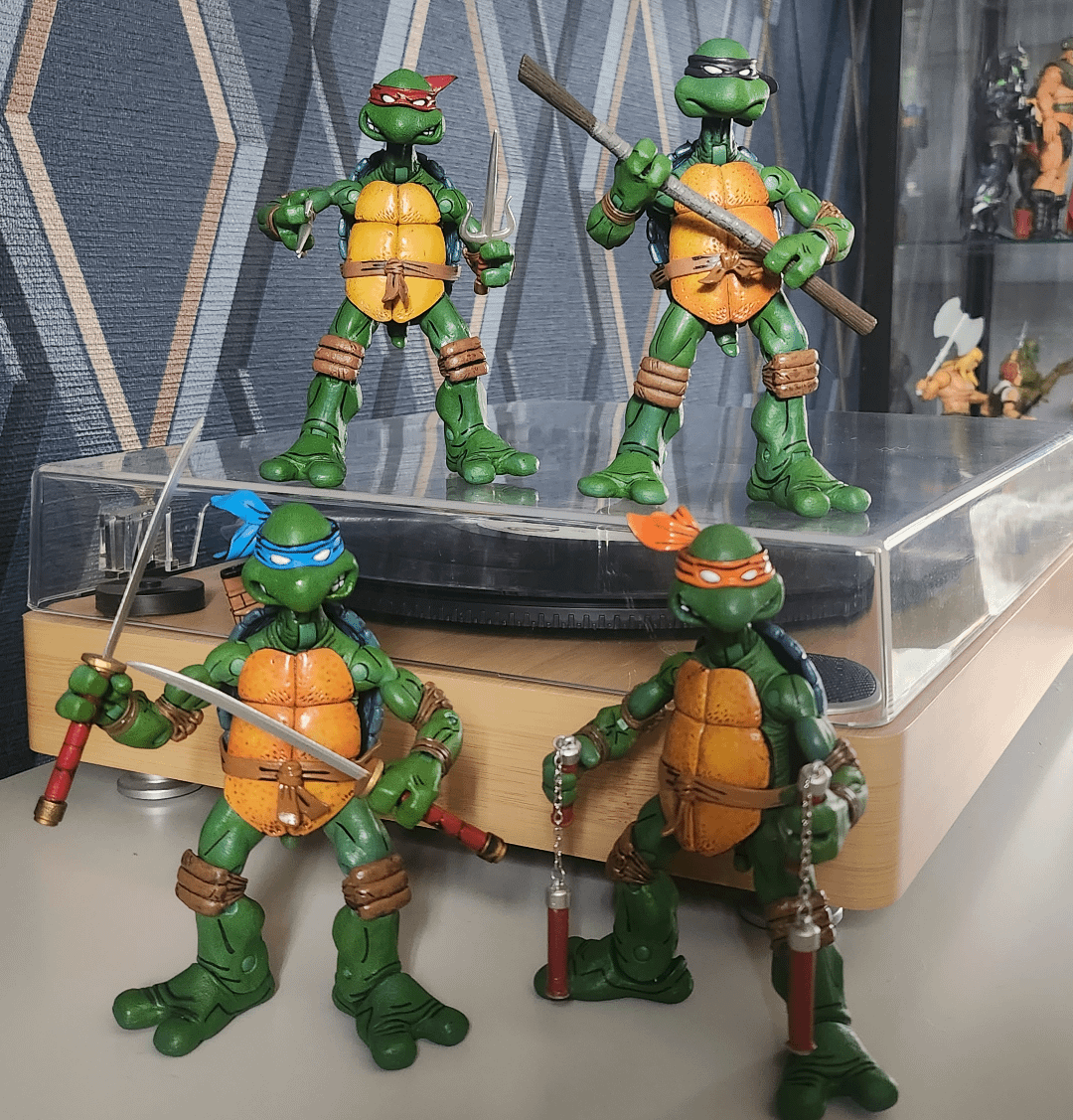 今日買うとは思ってなかったもの：KO NECA ミラージュタートルズ。 : r